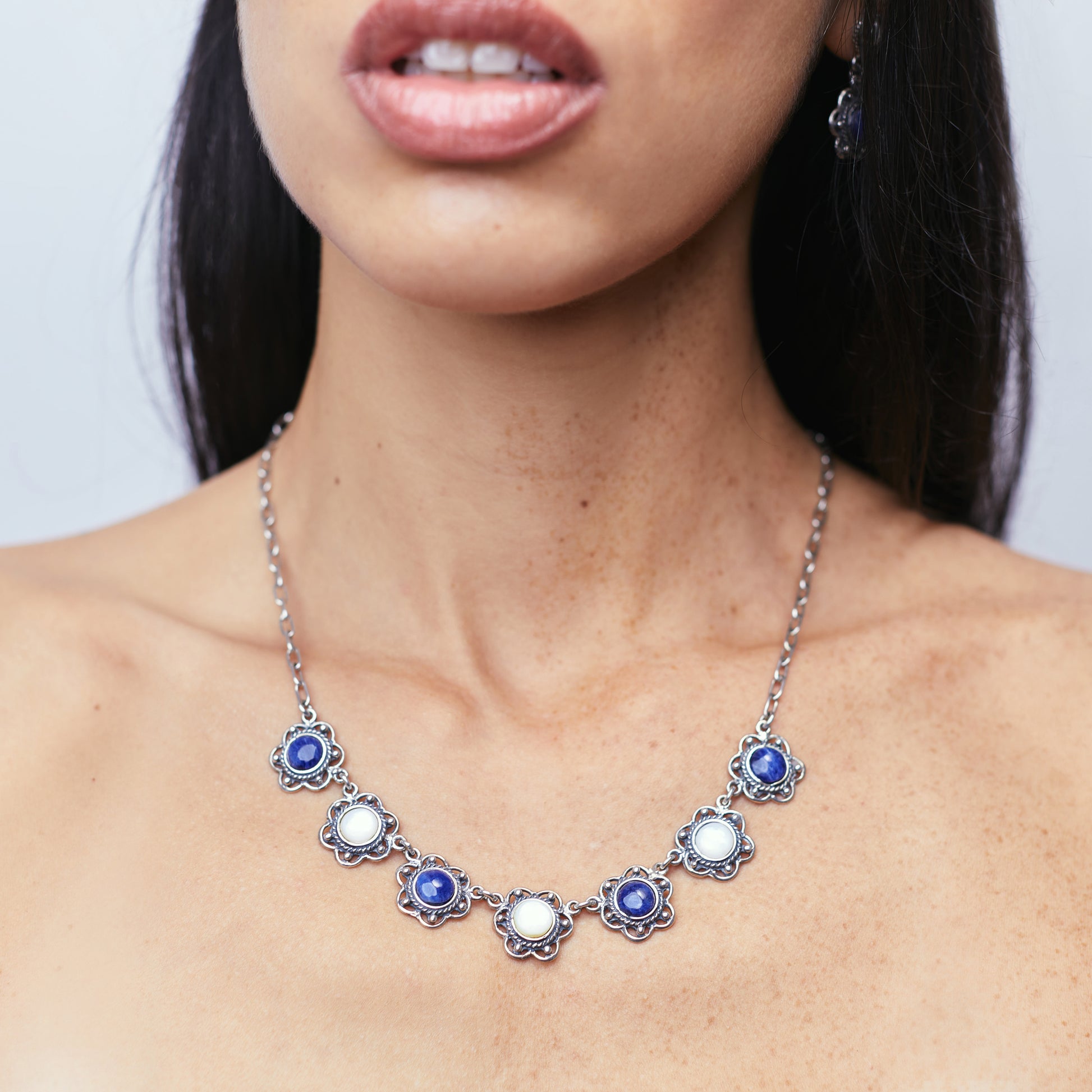 WOVEN LAPIS LAZULI NECKLACE IN BURNT SILVER