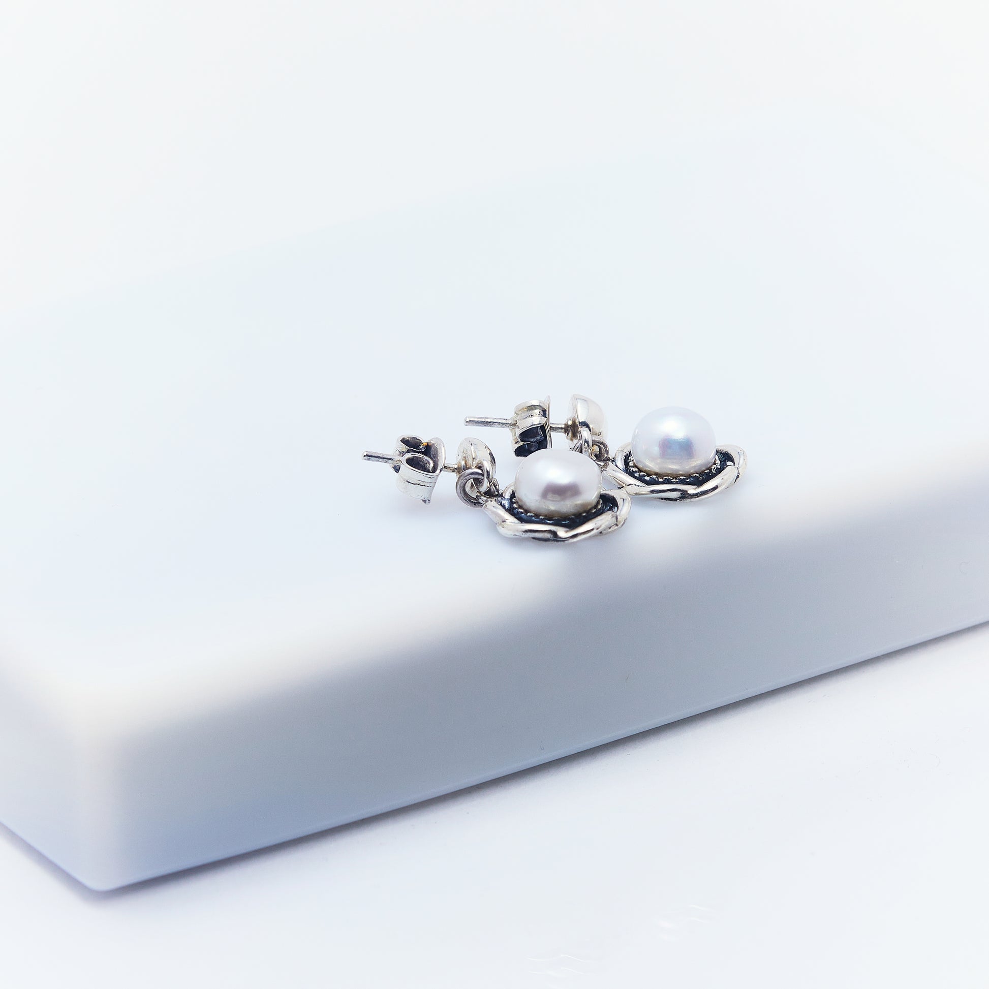 Aretes Largos Pétalos Con Perla - ANDREA