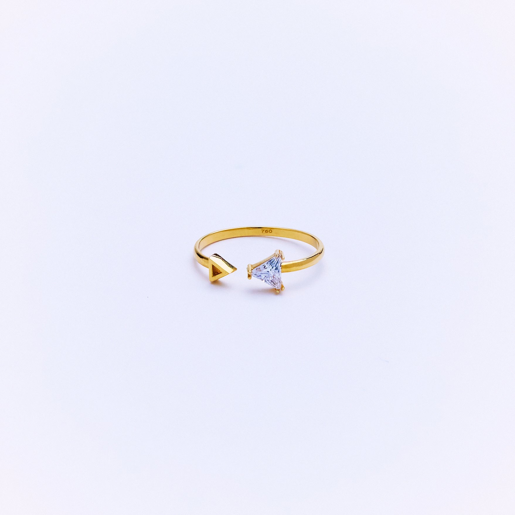 ATTRACTED ARROWS RING
