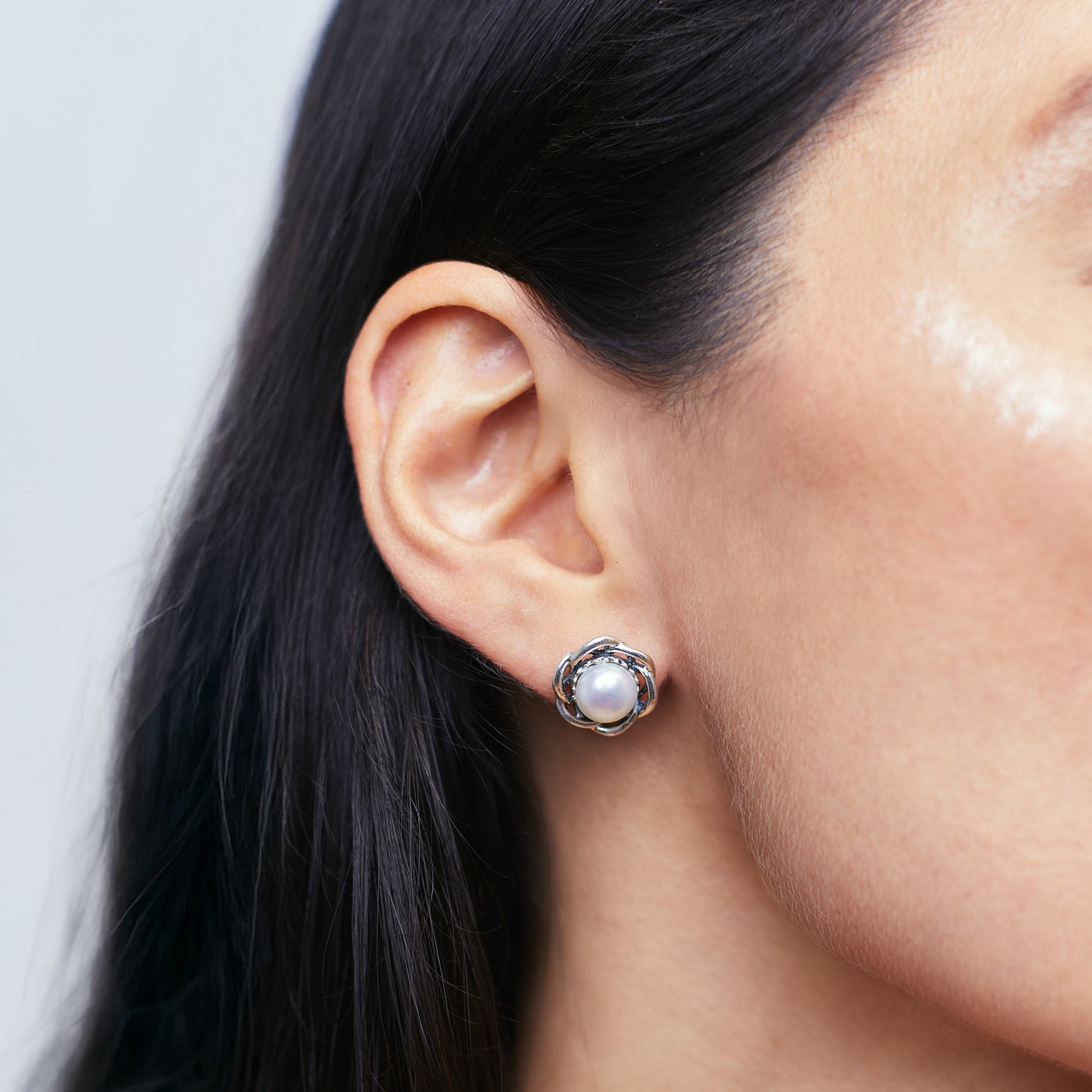 SHORT ROSETTE EARRINGS WITH PEARL